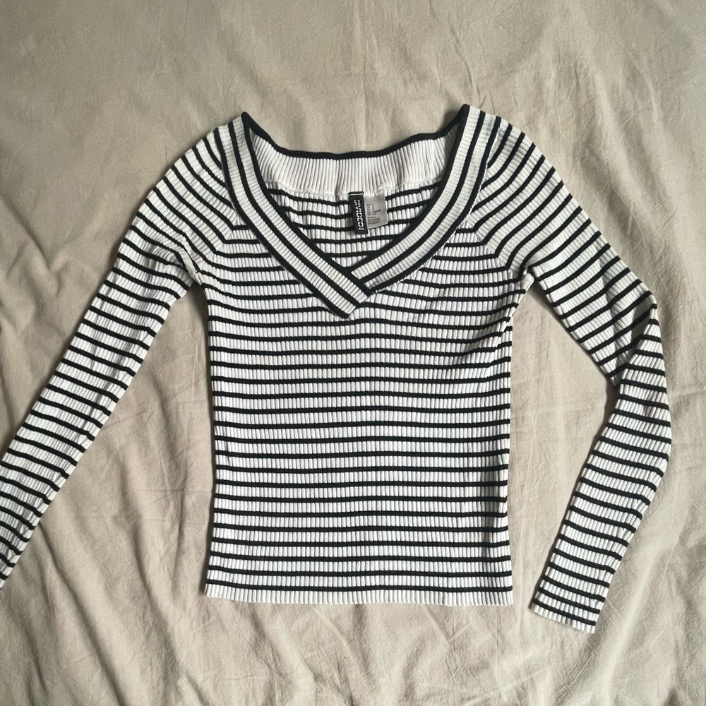 H&M divided brand V neck long sleeve striped top
